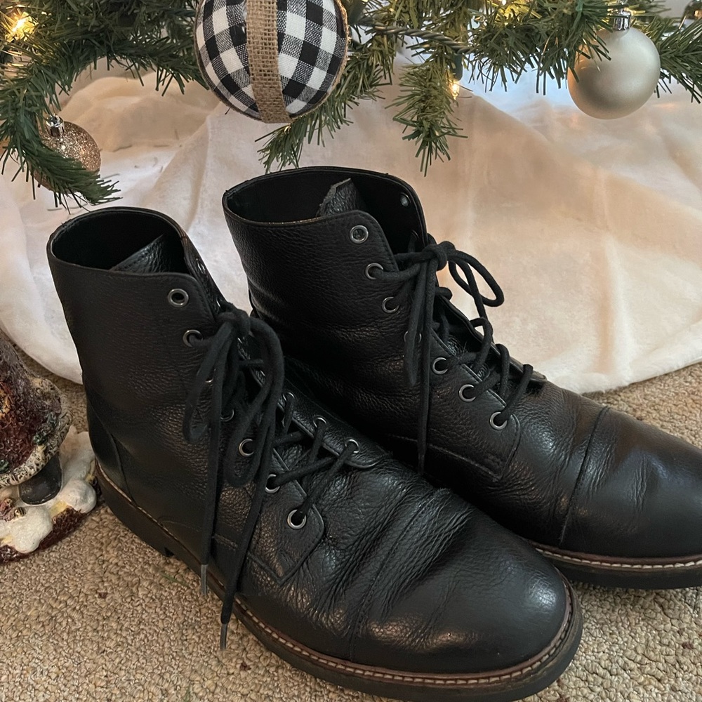 Mens black laced boots.